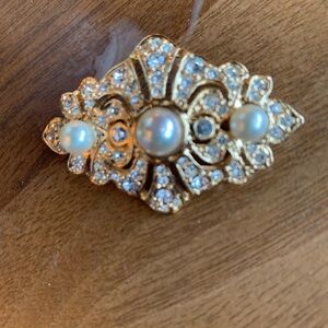 Elegant Gold and Pearl Brooch